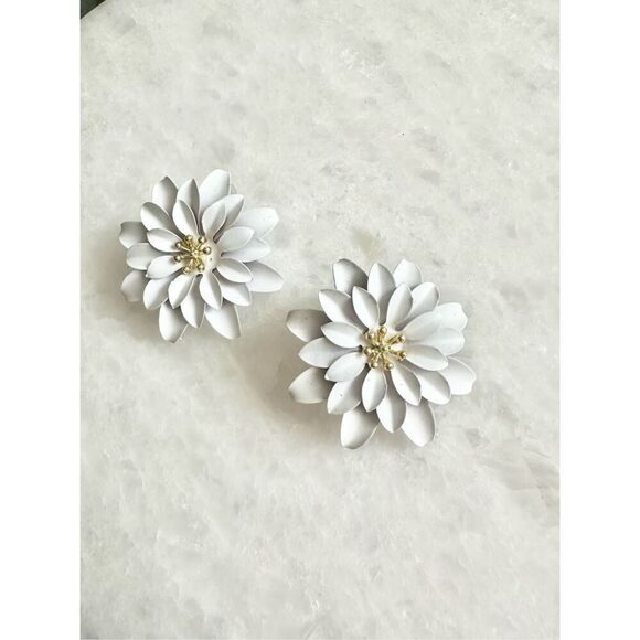White flower stud springtime earrings - Picture 1 of 3